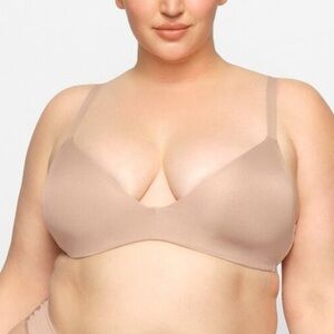 SKIMS Wireless Form Super Push-Up Color Butter and Tan/Beige size 42DDDD
